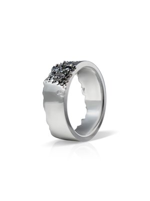 Crush ring with black zircons